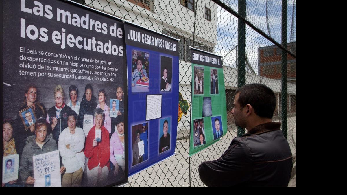 
Un hombre observa un cartel sobre la convocatoria a una concentración en el 2012, para recordar a 19 jóvenes que murieron a manos de militares, lo que inició las investigaciones por los llamados ‘falsos positivos’, en Colombia.
