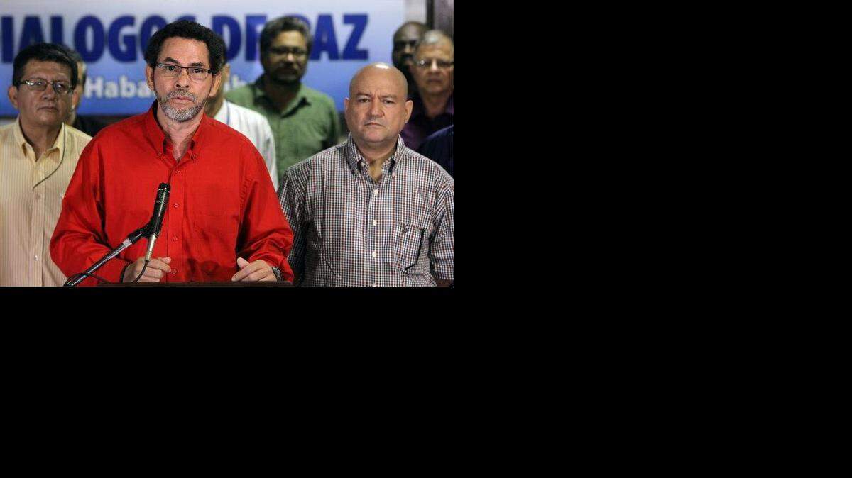 El comandante de las Fuerzas Armadas Revolucionarias de Colombia (FARC) Félix Antonio Muñoz Lascarro, alias Pástor Alape, lee un comunicado del grupo guerrillero hoy, martes 18 de noviembre de 2014, en La Habana (Cuba).