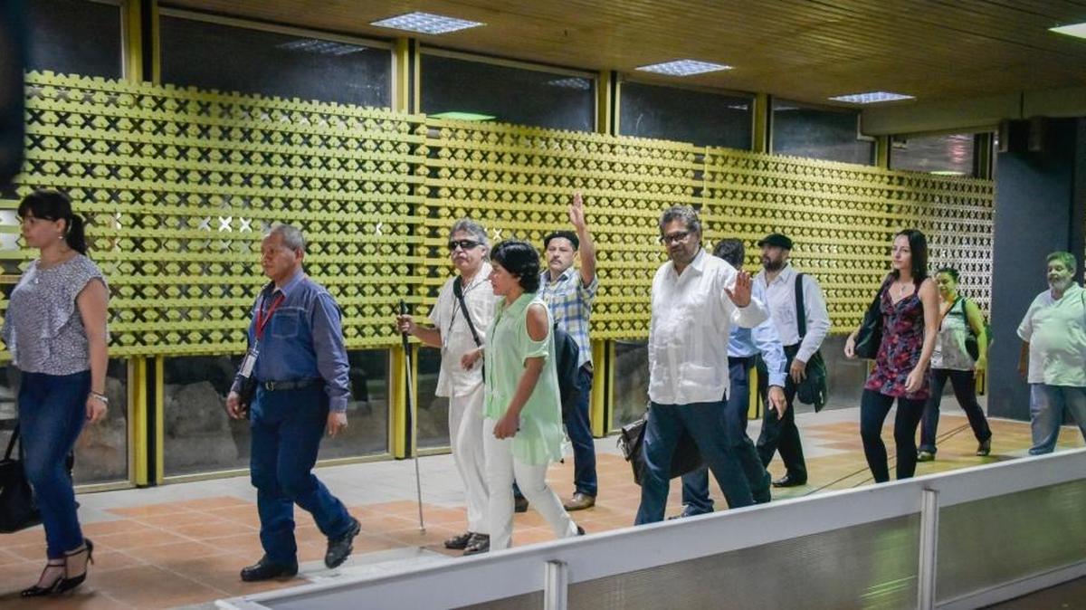 Miembros de la guerrilla de las FARC arriban el martes a la sede de las conversaciones de paz con el gobierno de Colombia, en La Habana.