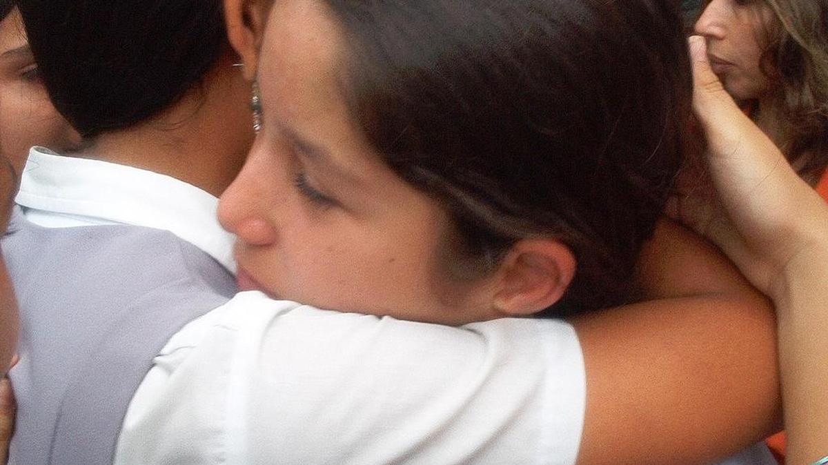La niña colombiana Cindy Rueda es abrazada por una compañera de escuela cuando llegó a Ocana, en el noreste de Bogotá, tras ser liberada por la guerrilla del Ejército de Liberación Nacional (ELN), en el 2002.
