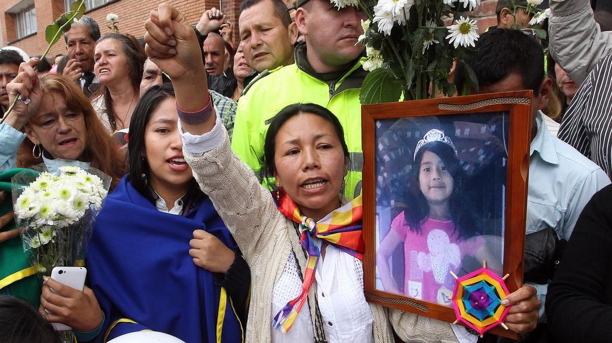 Un grupo de personas acompaña el féretro de la niña Yuliana Andrea Samboni Muñoz el miércoles 7 de diciembre de 2016, en Bogotá (Colombia).