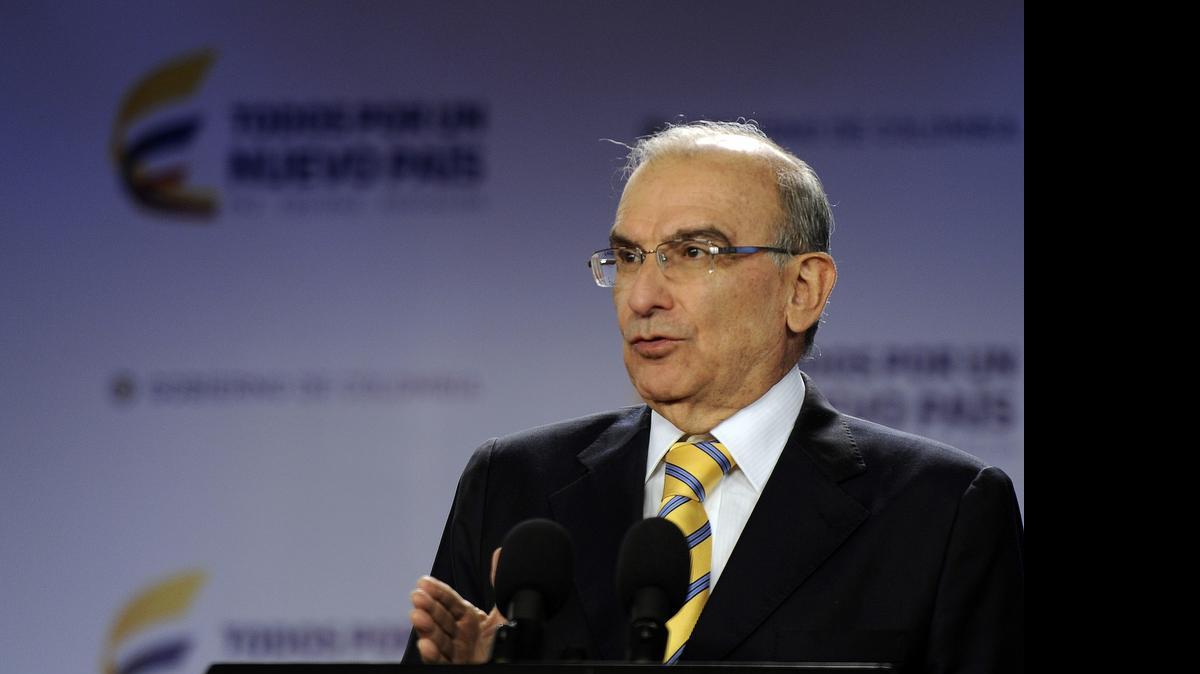 
El jefe negociador del gobierno de Colombia en los diálogos con las FARC, Humberto de la Calle, dijo el martes en Bogotá que la reciente reunión en Cuba de los máximos jefes de las FARC, ‘Timochenko’, y del ELN ‘Gabino’, tuvo como propósito incorporar a la segunda guerrilla colombiana a un proceso de paz.
