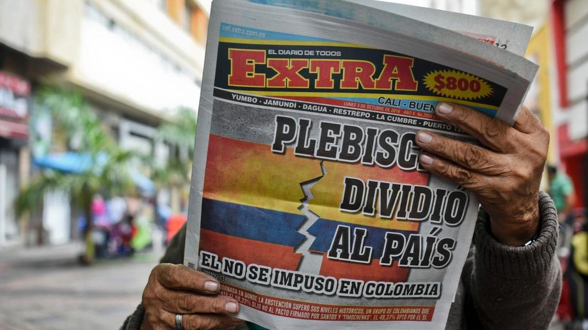 Un periódico de la ciudad de Cali reporta los resultados del plebiscito por el acuerdo de paz entre el gobierno de Colombia y las FARC, el lunes 3 de octubre de 2016.