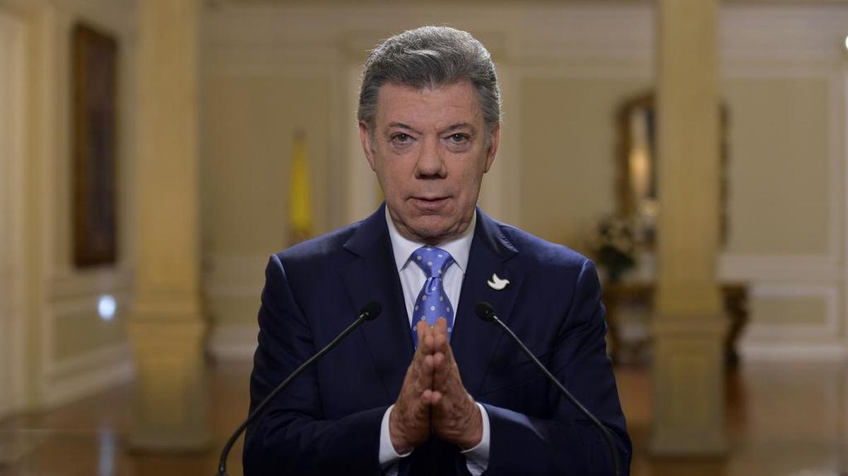Fotografía cedida por la presidencia de Colombia del mandatario Juan Manuel Santos durante una alocución el martes 15 de diciembre de 2015, en la Casa de Nariño en Bogotá (Colombia).