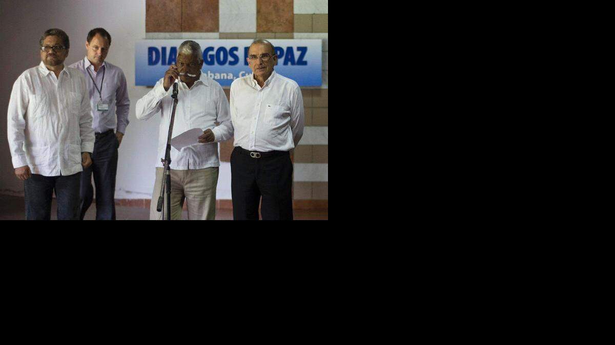 
Iván Márquez (izq.), jefe negociador de las FARC; observadores de Noruega y Cuba, y Humberto de la Calle (der.), líder del equipo de las negociaciones del gobierno colombiano.
