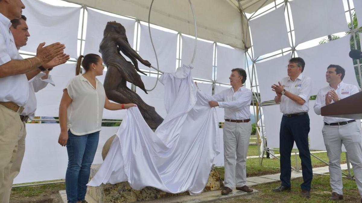 El presidente colombiano Juan Manuel Santos devela el sábado una escultura en honor de la niña Omayra Sámchez, durante la conmemoración de los 30 años de la tragedia de Armero.