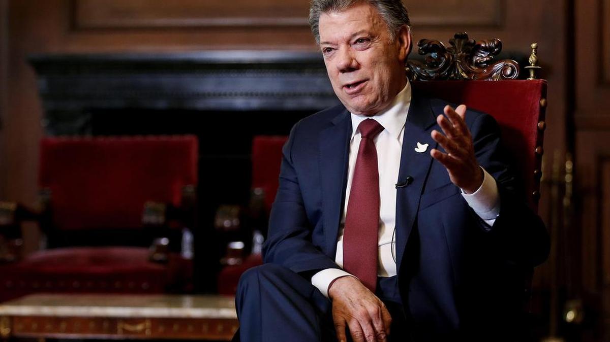 El presidente de Colombia, Juan Manuel Santos, premio Nobel de la Paz, durante una entrevista exclusiva con Efe en el Palacio de Nariño de Bogotá en la que, entre otras cosas, dijo que un nuevo acuerdo de paz con la guerrilla de las FARC puede estar concluido a fines de noviembre y no descarta convocar otro plebiscito para refrendarlo.