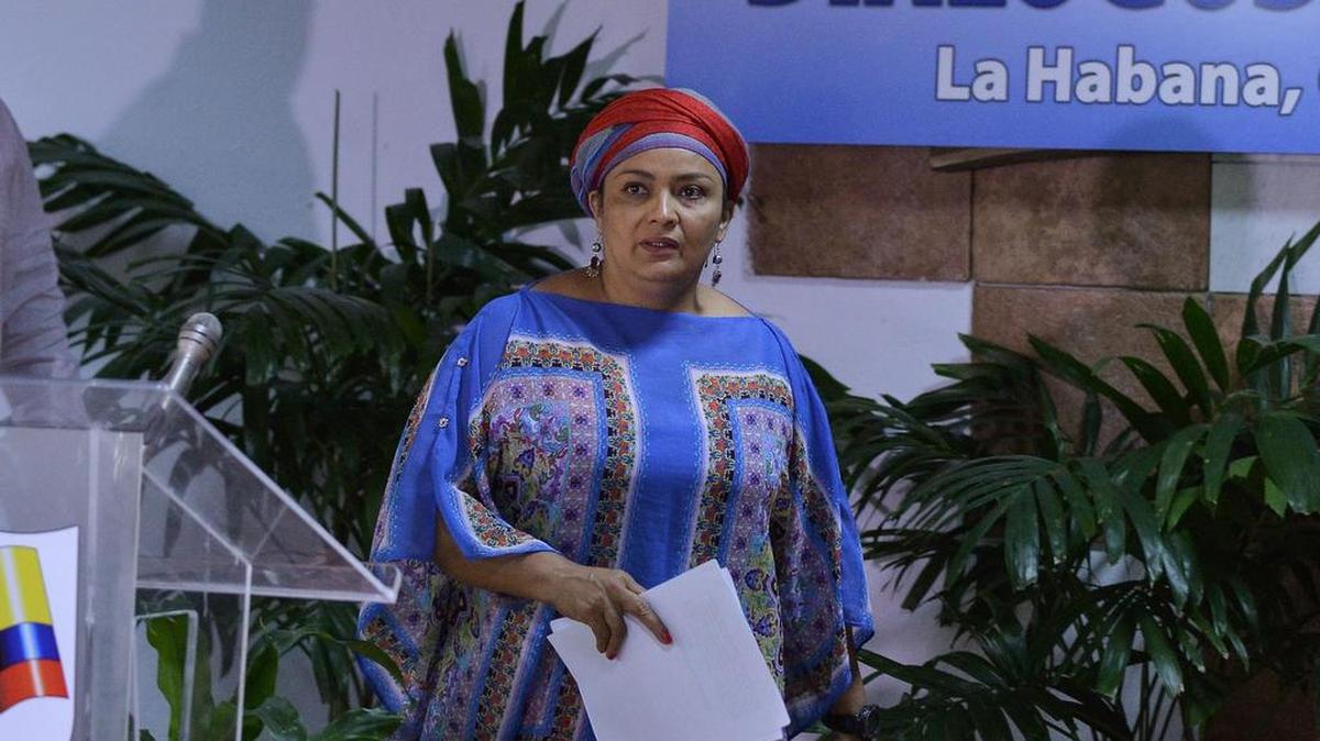 Victoria Sandino, comandante de las FARC, se retira del podio tras hacer un anuncio el miércoles en La Habana.