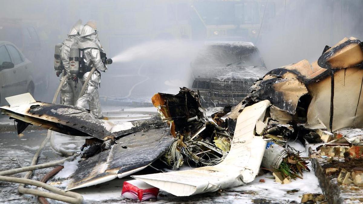 
Bomberos apagan el incendio ocasionado tras accidentarse un avión bimotor el domingo 18 de octubre de 2015, en Bogotá, Colombia.
