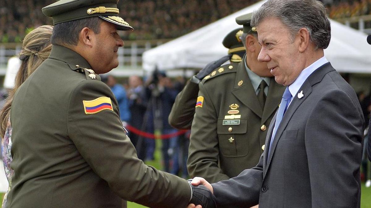 Fotografía cedida por la Presidencia de Colombia el 28 de junio de 2016, de el presidente de Colombia, Juan Manuel Santos (d), estrechando la mano del director de la Policía de Colombia, el general Jorge Hernando Nieto (i), durante una ceremonia en la cual Nieto fue ascendido en la Escuela de Policía General Santander de Bogotá (Colombia).