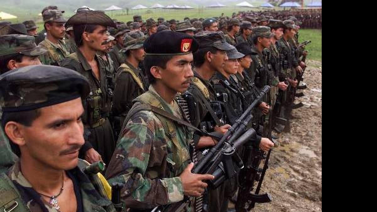 
Integrantes de las FARC de Colombia se mantienen en formación durante una ceremonia, en las afueras de San Vicente del Caguán, en el 2000. 
