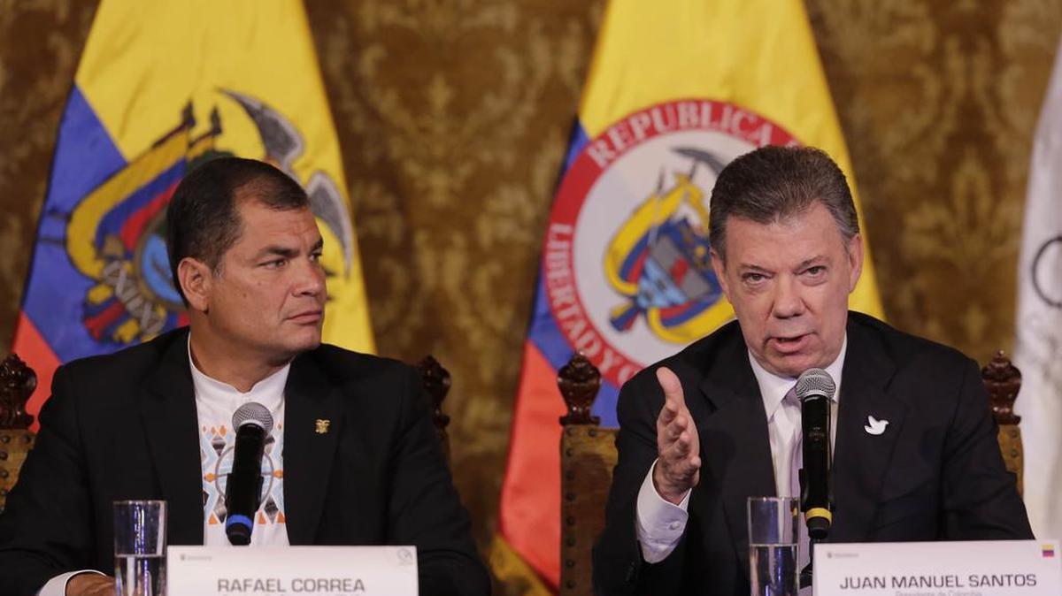 
El presidente colombiano Juan Manuel Santos (der.), acompañado por su homólogo ecuatoriano, Rafael Correa, declara tras la reunión que sostuvo el lunes 21 de septiembre con el mandatario venezolano Nicolás Maduro en Quito.
