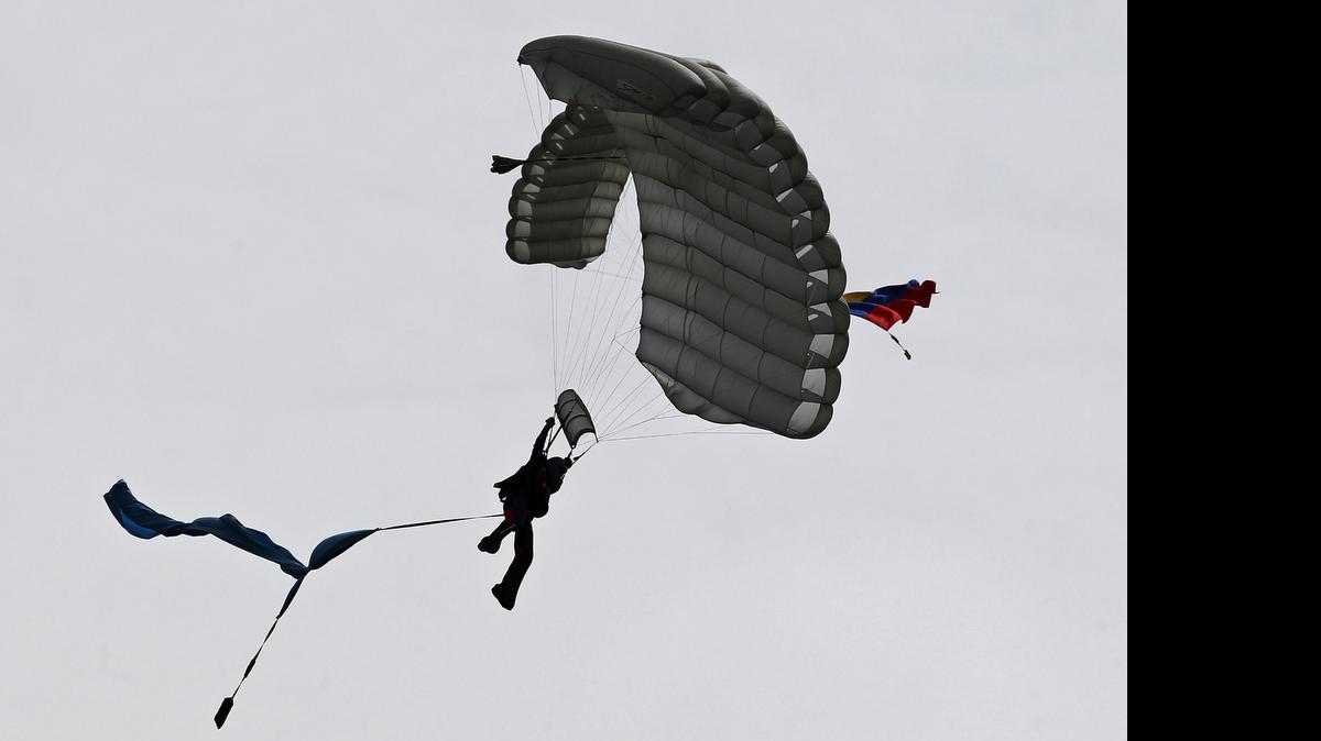 
El equipo militar de paracaidismo de la Fuerza Aérea Colombiana ‘Águila de Gules’ realiza un salto en homenaje a la memoria de Jhonathan Flórez. el ‘Hombre Pájaro’, el sábado en el aeropuerto José María Cordova de Rionegro.
