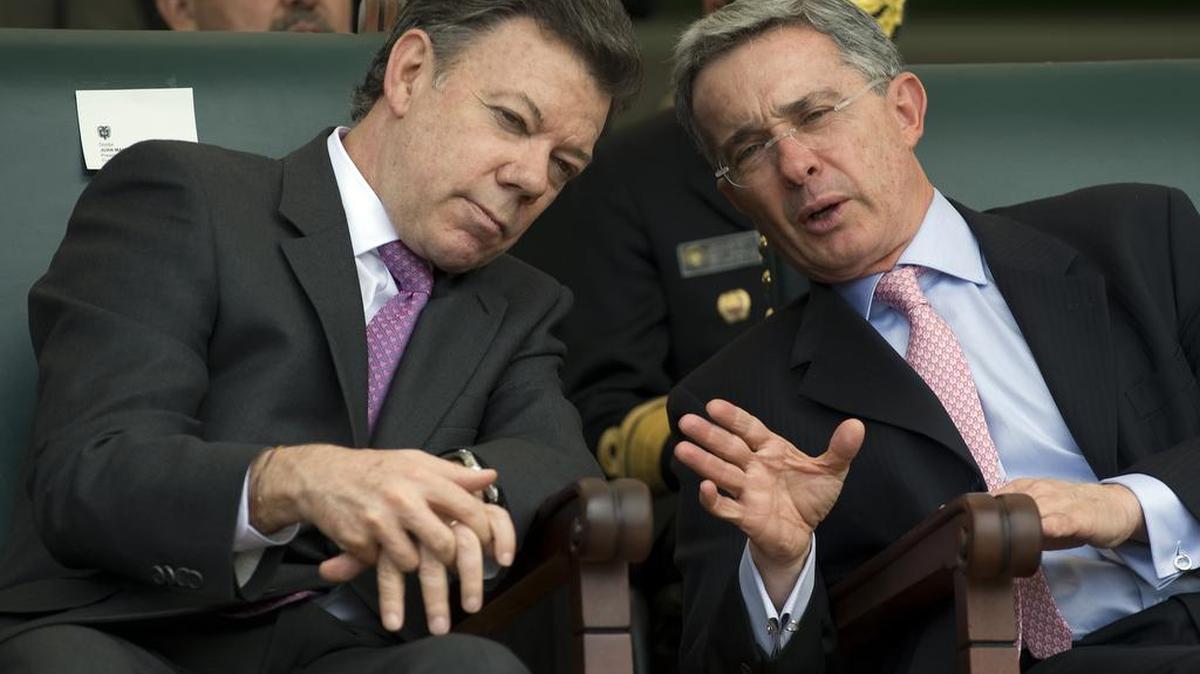 El presidente de Colombia, Juan Manuel Santos (izq.) junto al expresidente Álvaro Uribe (der.) en la ceremonia de entrega en Bogotá el 6 de agosto de 2010.