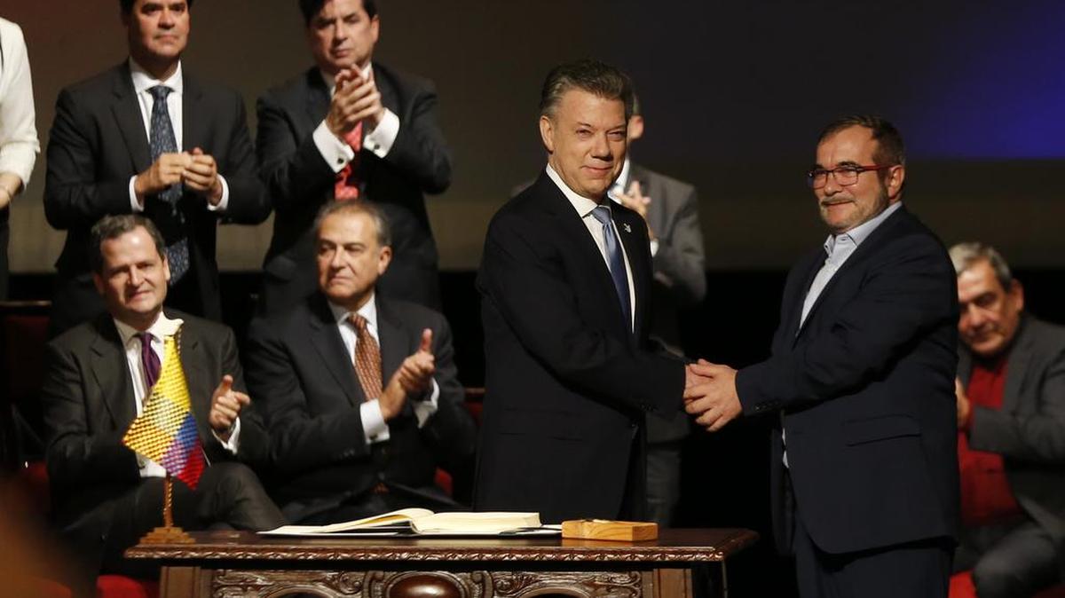 El presidente Juan Manuel Santos y el jefe de las FARC, Rodrigo Londoño, alias ‘Timochenko’, durante la firma del acuerdo de paz en Bogotá, Colombia, el 24 de noviembre del 2016.