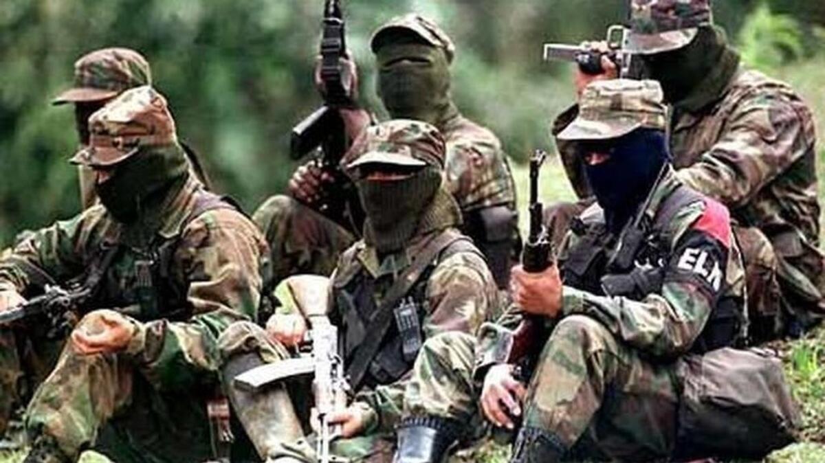 Miembros del Ejército de Liberación Nacional reunidos en la selva colombiana, en una foto sin fechar. 