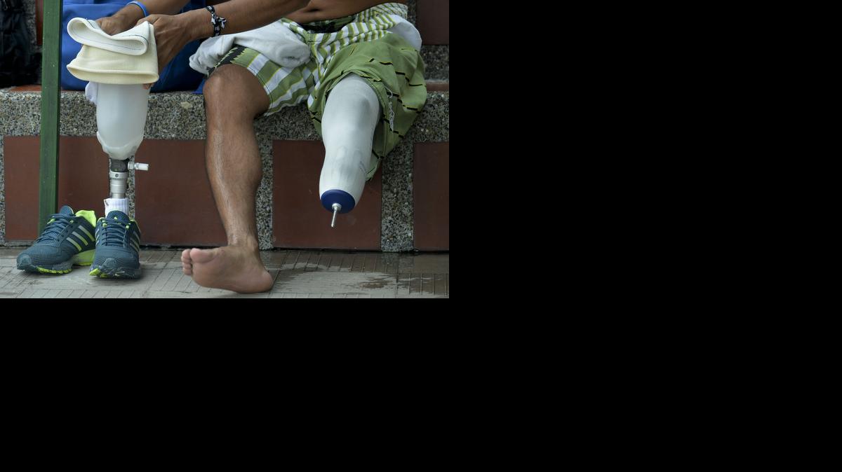 
Un soldado colombiano que fue víctima de una mina antipersona se prepara para nadar, como parte de su terapia de rehabilitación, en Medellín, Colombia. 

