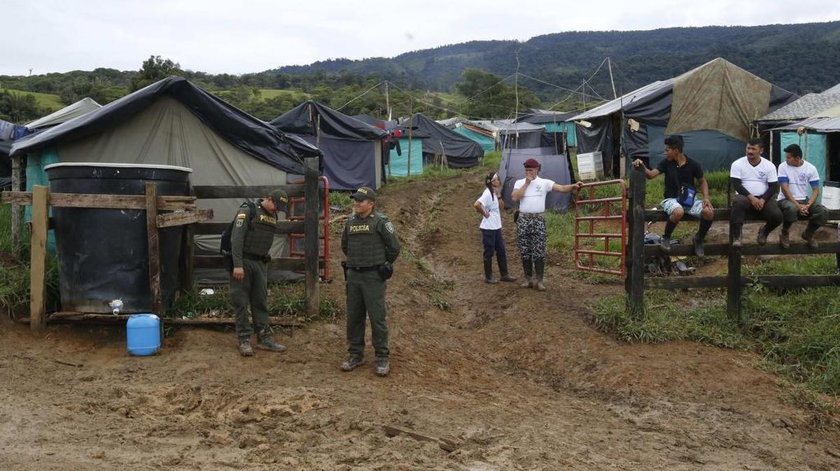 Policías custodian una zona de desmovilización de las FARC en Buenavista, Colombia, en junio del 2017.