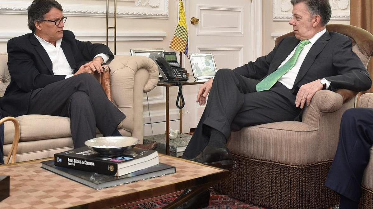 Fotografía de la oficina de prensa de la presidencia colombiana que muestra al presidente colombiano Juan Manuel Santos hablando con Gustavo Bell, el nuevo negociador jefe del gobierno colombiano en las conversaciones de paz con las guerrillas del Ejército de Liberación Nacional (ELN), en el palacio presidencial de Nariño en Bogotá el 11 de enero de 2018.