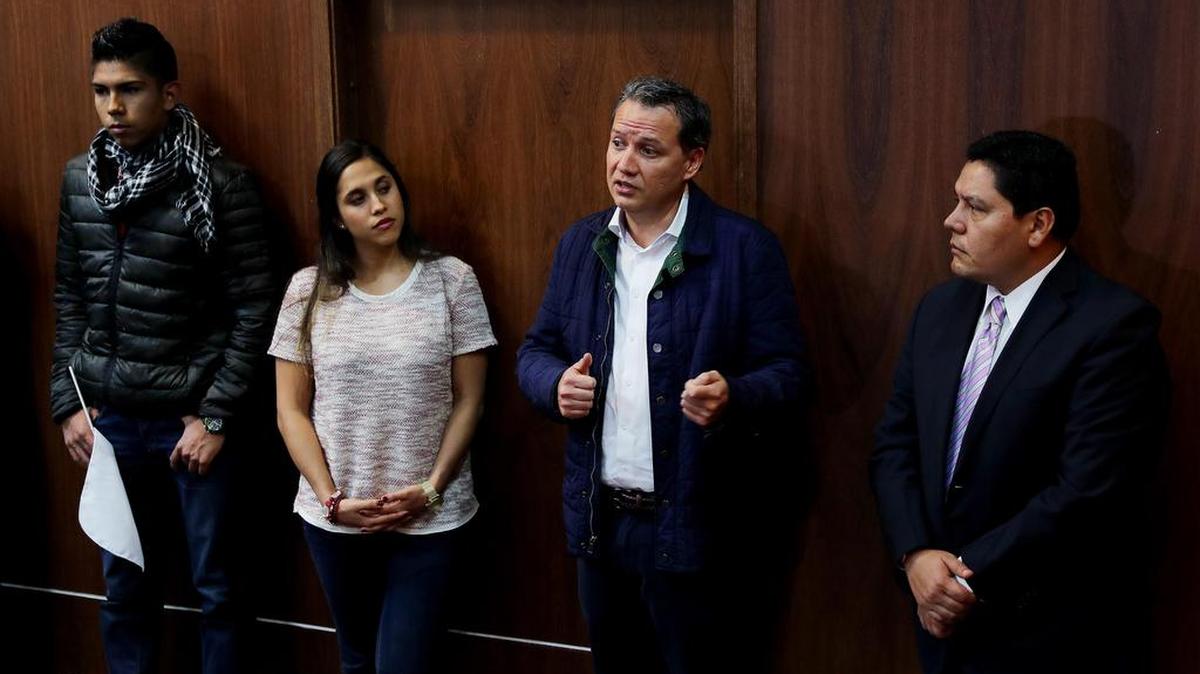 De izquierda a derecha: Sebastián Echeverry, hijo de uno de los diputados asesinados del Valle; María Camila García, víctima del club El Nogal; Eduardo Bejarano, hijo del asesinado ex comisionado de paz Jesús Bejarano; y Harry González, copresidente de la Comisión de Paz de la Cámara de Representantes, participan en la inscripción del Comité de Promotores por el Sí, el miércoles 14 de septiembre de 2016, en el Consejo Nacional Electoral de Bogotá (Colombia).