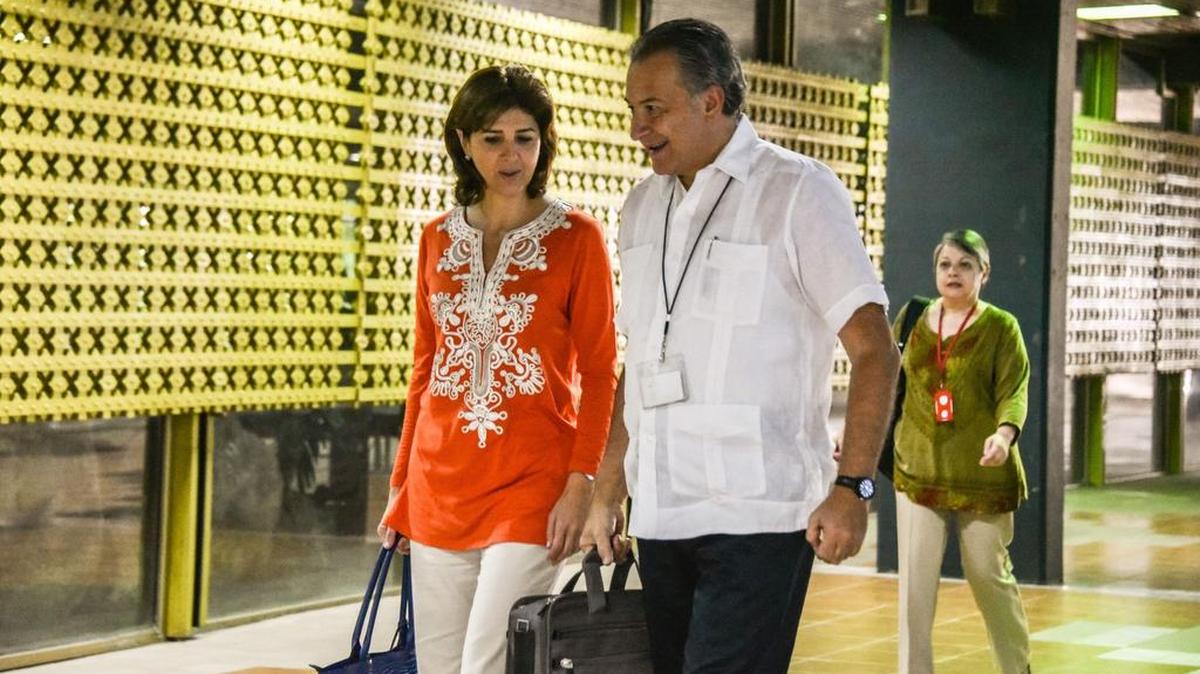 La canciller de Colombia, María Angela Holguín (L) llega al Palacio de Convenciones de La Habana para las conversaciones de paz con la guerrilla izquierdista de las FARC, el 14 de marzo, del 2016.