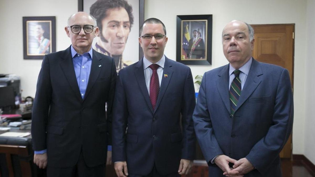 
Los cancilleres de Brasil, Mauro Vieira (der.), y de Argentina, Héctor Timerman (izq), con el vicepresidente venezolano Jorge Arreaza, el sábado en Caracas.

