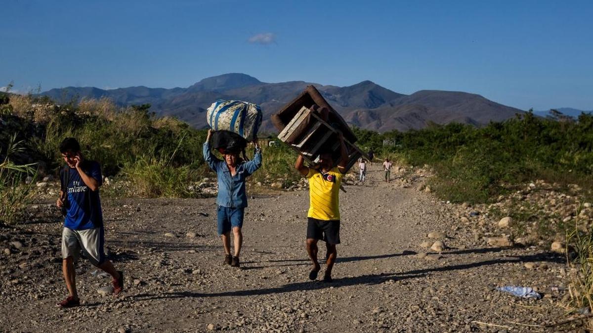 
Personas caminan por una trocha el sábado para cruzar el río Táchira, que divide a Venezuela y Colombia, en el sector “La Invasión”, en la ciudad de San Antonio,Venezuela. 
