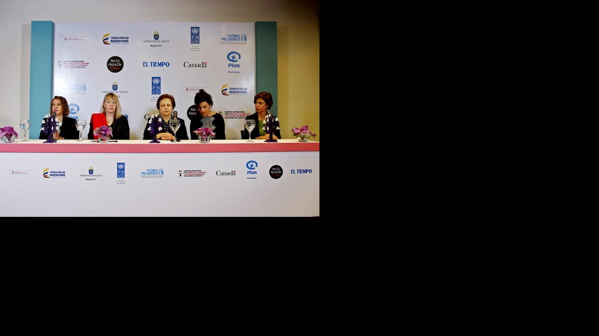 
Desde la izquierda, la periodista colombiana Jineth Bedoya, la premio nobel de Paz en 1997, Jody Williams; la premio nobel de Paz en 2003, Shirin Ebadi; la traductora oficial de Ebadi y la representante de ONU Mujeres en Colombia, Belén Sanz, participan en una rueda de prensa durante un encuentro sobre violencia sexual en conflictos armados hoy, jueves 5 de febrero de 2015, en Bogotá (Colombia). Williams y Ebadi reclamaron que las mujeres tengan una mayor participación en la mesa de negociaciones que el Gobierno colombiano y las FARC mantienen en Cuba desde hace más de dos años. 
