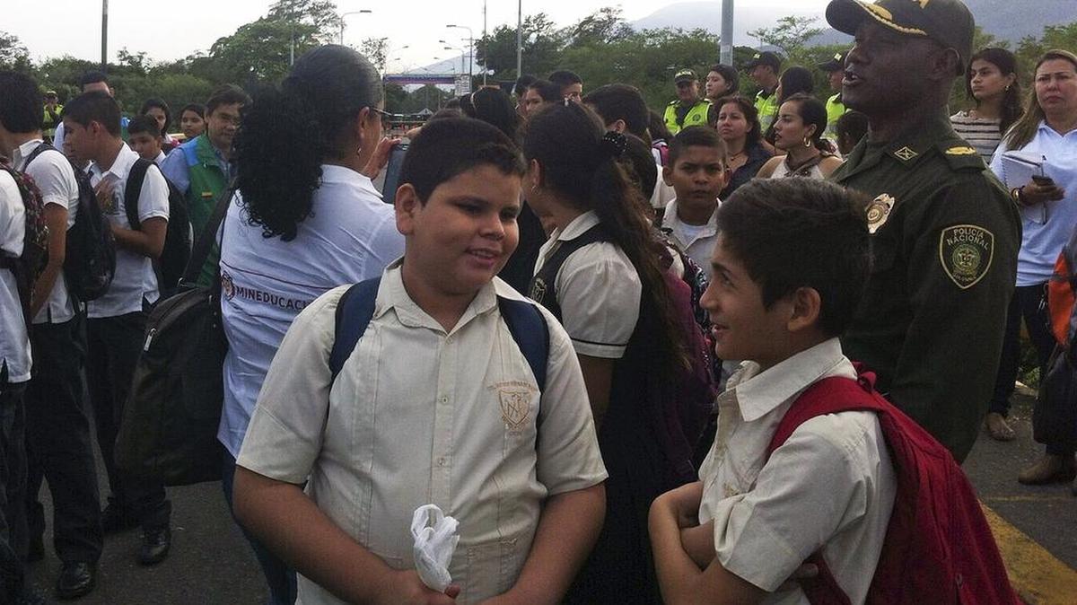
Fotografía cedida por el Ministerio de Educación de Colombia de estudiantes llegando en buses desde Venezuela a estudiar en los colegios de la zona el viernes 4 de septiembre de 2015, en Cúcuta (Colombia). 


