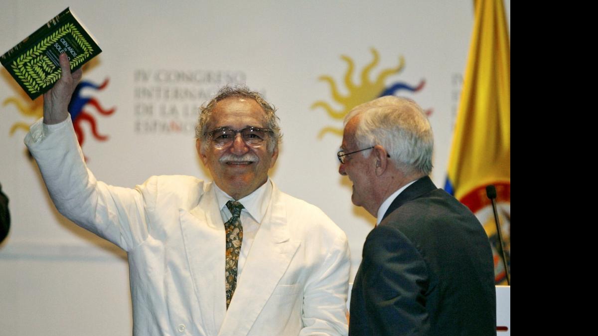 
El escritor colombiano y Premio Nobel de Literatura, Gabriel García Márquez (izq.) recibe la primera copia de una edición conmemorativa de su más famoso libro ‘Cien años de soledad’, en Cartagena, en el 2007.
