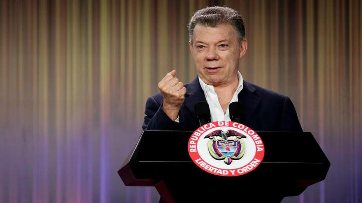El presidente de Colombia, Juan Manuel Santos, pronuncia unas palabras durante una rueda de prensa con motivo de la inauguración de la cumbre One Young Word, el miércoles 04 de octubre de 2017, en el Palacio de Nariño de Bogotá (Colombia).