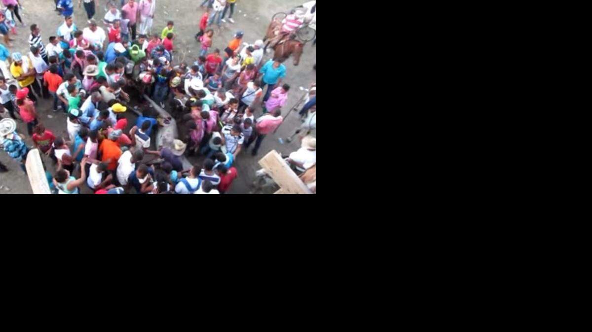 
Un caballo fue descuartizado vivo a cuchilladas en una “corraleja”, fiesta tradicional del Caribe colombiano, en el municipio de Buenavista (norte), reveló un video.
