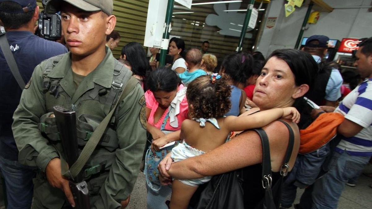 Un soldado monta guardia en el interior de un supermercado en San Antonio de Táchira, Venezuela, cerca de la frontera con Colombia, el 27 de agosto de 2015.