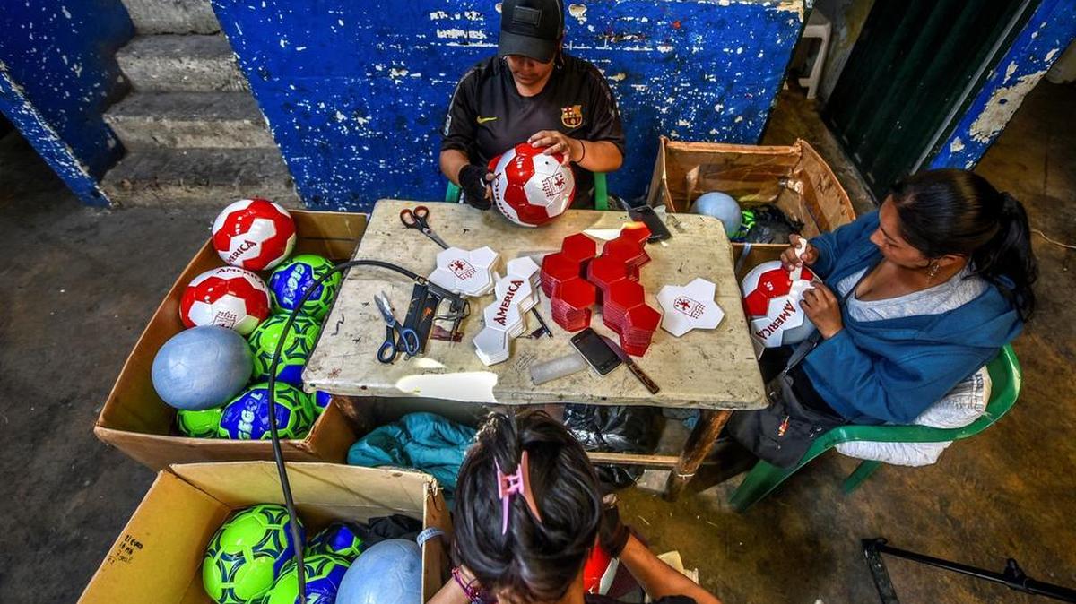 Monguí, en las montañas del centro del país, tiene unas 20 fábricas de balones, principalmente de fútbol y microfútbol.