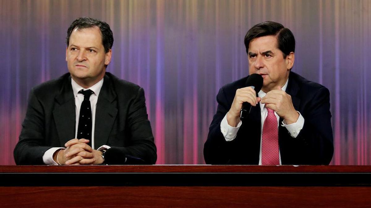 El ministro del Interior de Colombia, Juan Fernando Cristo (der.), junto al Alto Comisionado para la Paz de Colombia, Sergio Jaramillo, habla durante una rueda de prensa el 1ro de diciembre de 2016, en el Palacio de Nariño de Bogotá, Colombia.