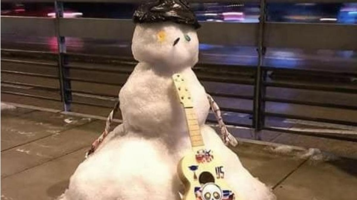 Un muñeco de nieve (granizo) en una calle de Bogotá.