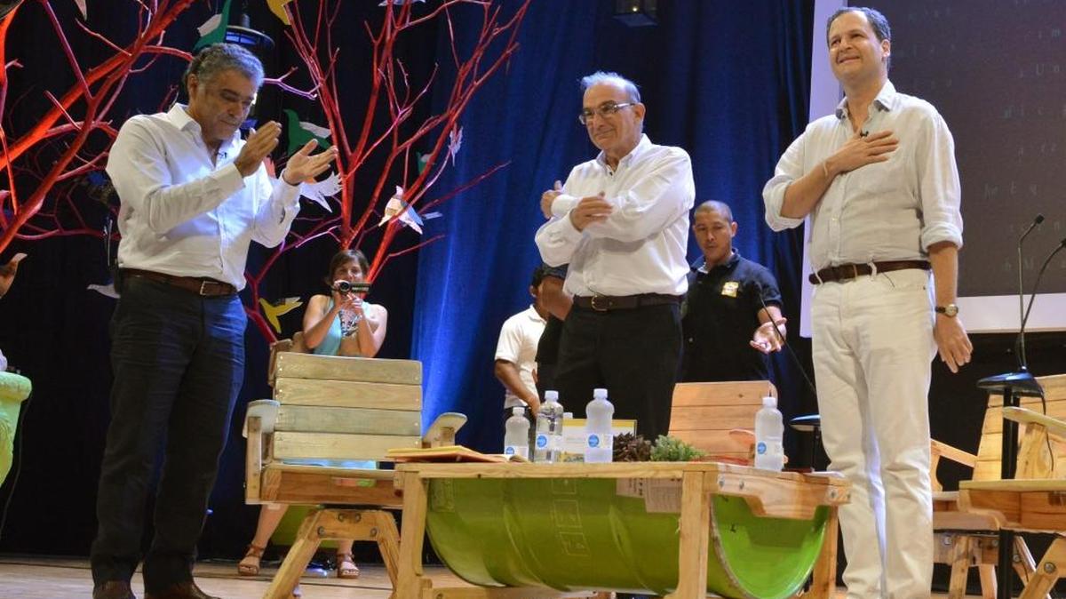 El jefe de la delegación del gobierno colombiano en los diálogos de paz con la guerrilla de las FARC, Humberto de la Calle (cen.) y el alto comisionado de paz de Colombia Sergio Jaramillo (der.), durante un conversatorio el sábado, sobre los retos y beneficios de la paz.