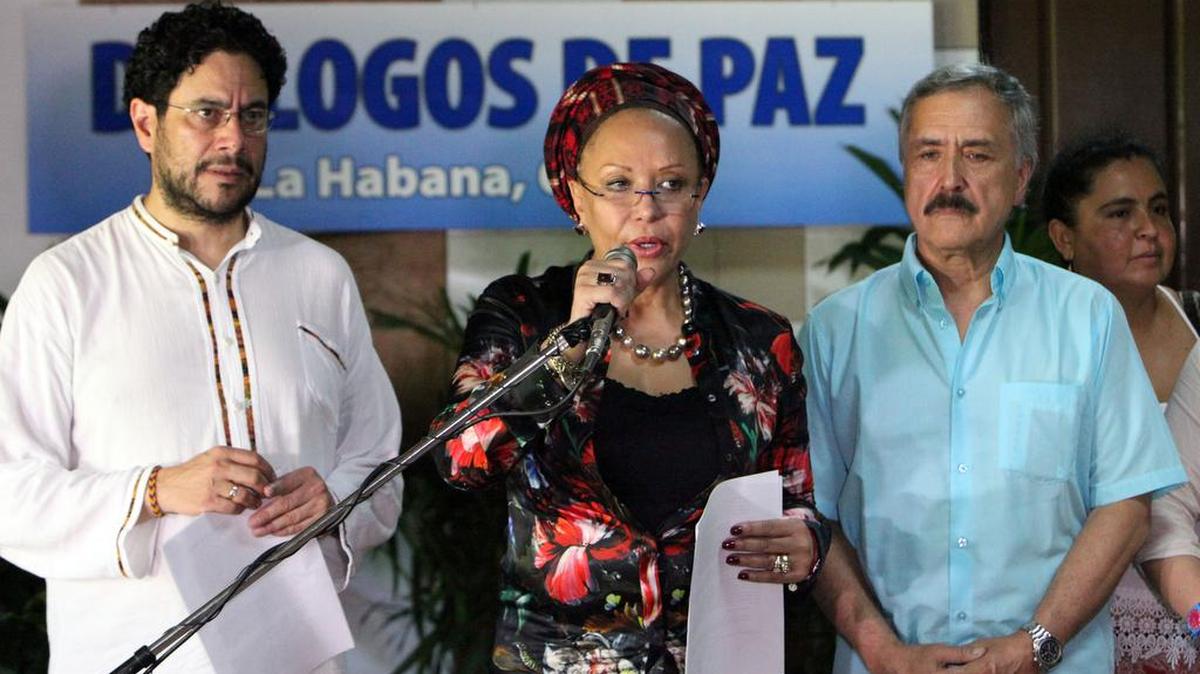 La portavoz del Frente Amplio por la Paz, la ex senadora Piedad Córdoba (c), lee un comunicado, junto al senador colombiano Iván Cepeda (i) hoy, domingo 08 de noviembre del 2015, en el Palacio de Convenciones de La Habana, Cuba, donde continúan los diálogos de Paz entre representantes de la guerrilla de las FARC y el Gobierno colombiano.