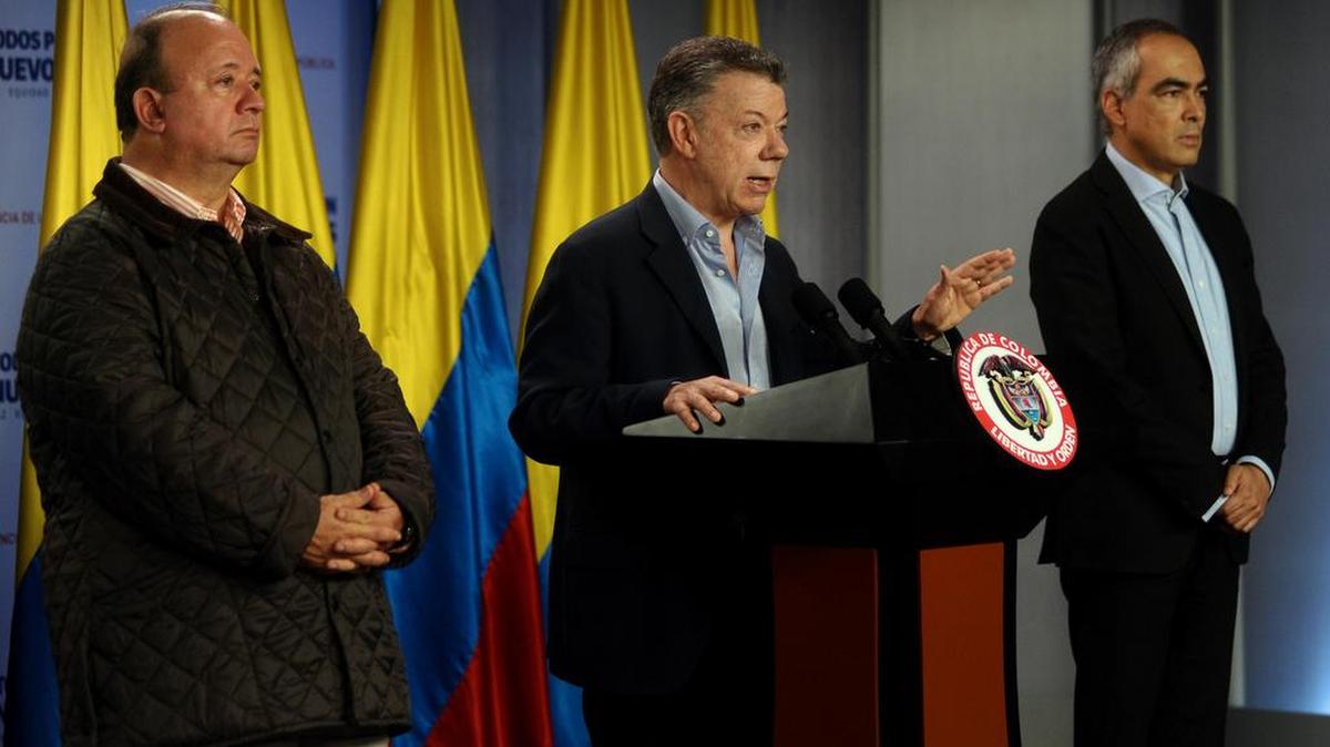 Fotografía cedida por la oficina de prensa de la presidencia de Colombia del mandatario Juan Manuel Santos (c) hablando durante la firma de un decreto de alto al fuego con el ELN acompañado por el ministro de Defensa Luis Carlos Villegas (i) y el Alto Comisionado para la Paz, Rodrigo Rivera (d) el viernes 29 de septiembre de 2017, en la Casa de Nariño, sede del ejecutivo, en Bogotá (Colombia).