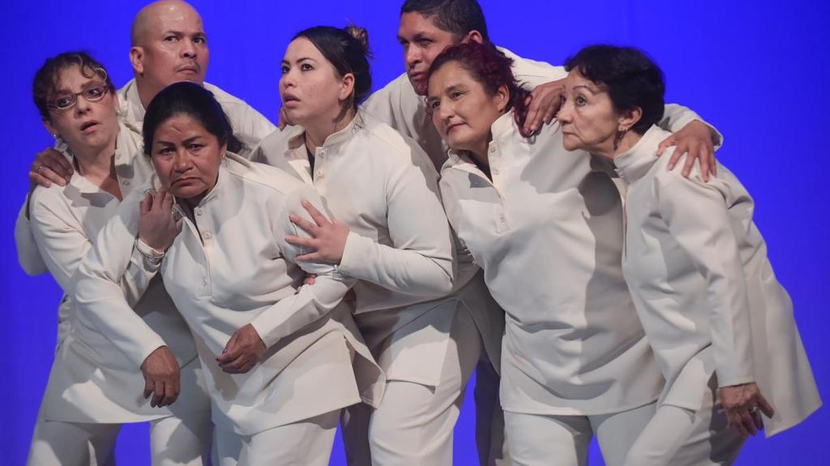 Representantes de diferentes facetas del conflicto colombiano forman parte del proyecto de teatro Memory Victus II, en Bogotá, el 11 de mayo de 2017.