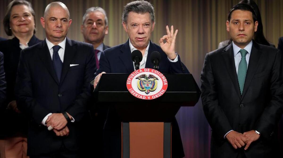El presidente de Colombia, Juan Manuel Santos (c), habla junto a miembros de su gabinete ministerial el martes 30 de agosto de 2016, en el Palacio de Nariño de Bogotá (Colombia) luego de firmar la convocatoria al plebiscito para refrendar el acuerdo de paz rubricado la semana pasada con las FARC en Cuba.