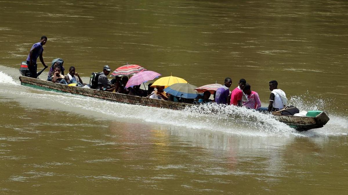 Varios pobladores se transportan en una lancha por el río Atrato, en el municipio de Lloraa, departamento de Chocó (Colombia).