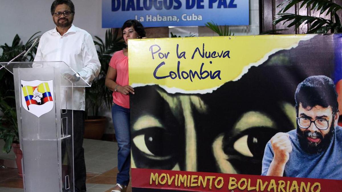 El segundo jefe de las FARC y líder de los delegados de la guerrilla Luciano Marín (i) alias "Iván Márquez" es visto hoy miércoles 4 de noviembre del 2015, a su llegada al Palacio de Convenciones de La Habana (Cuba), donde continúan los diálogos de Paz con los representantes de las guerrillas de las FARC-EP y el Gobierno colombiano.