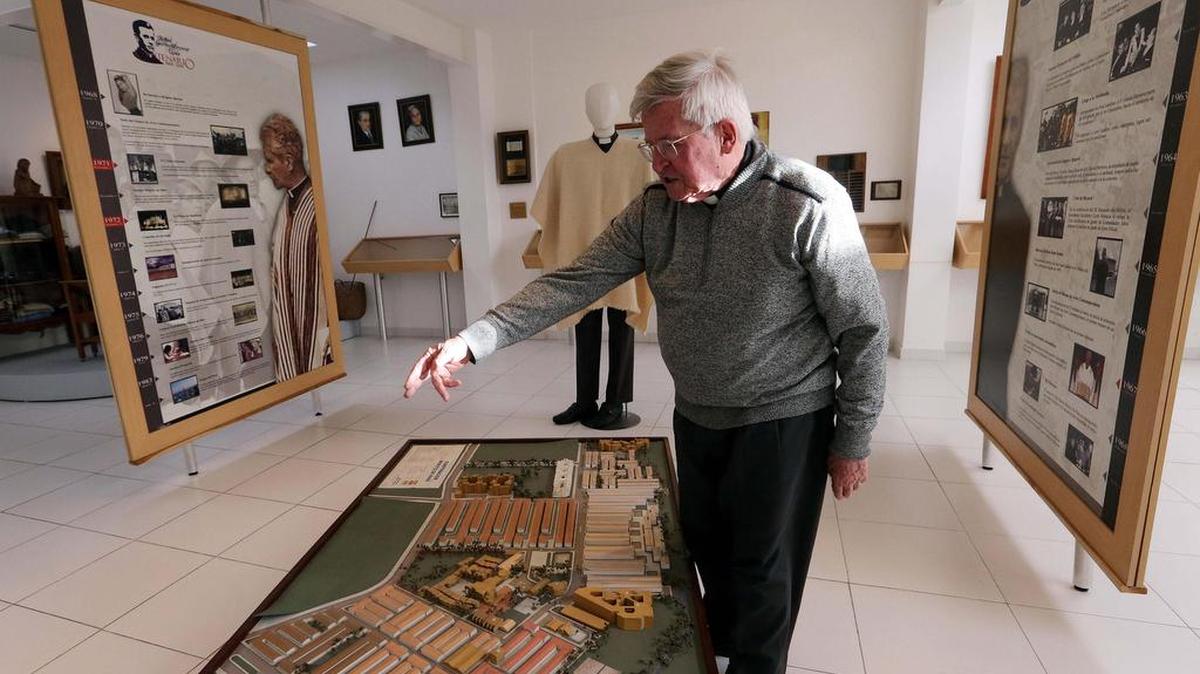 Fotografía del 23 de junio de 2017 del sacerdote colombiano Diego Jaramillo durante una entrevista con Efe en el museo del Minuto de Dios en Bogotá (Colombia).
