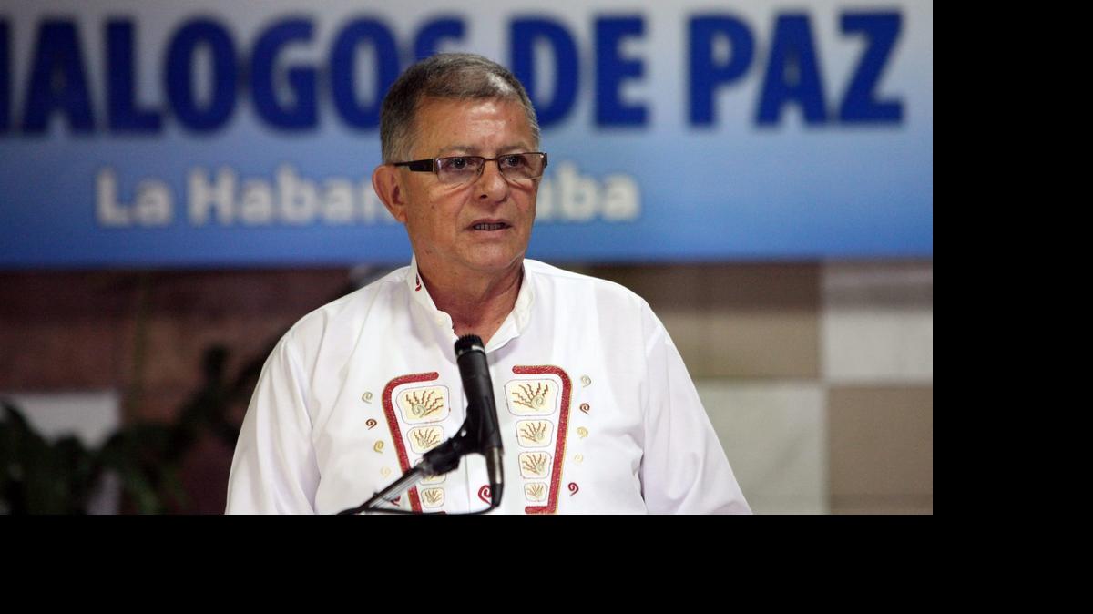 
El comandante de las FARC Ricardo Téllez, alias Rodrigo Granda, lee un comunicado de prensa antes de una jornada de diálogo con los voceros del Gobierno colombiano hoy, jueves 9 de julio de 2015, en el Palacio de Convenciones de La Habana (Cuba). 
