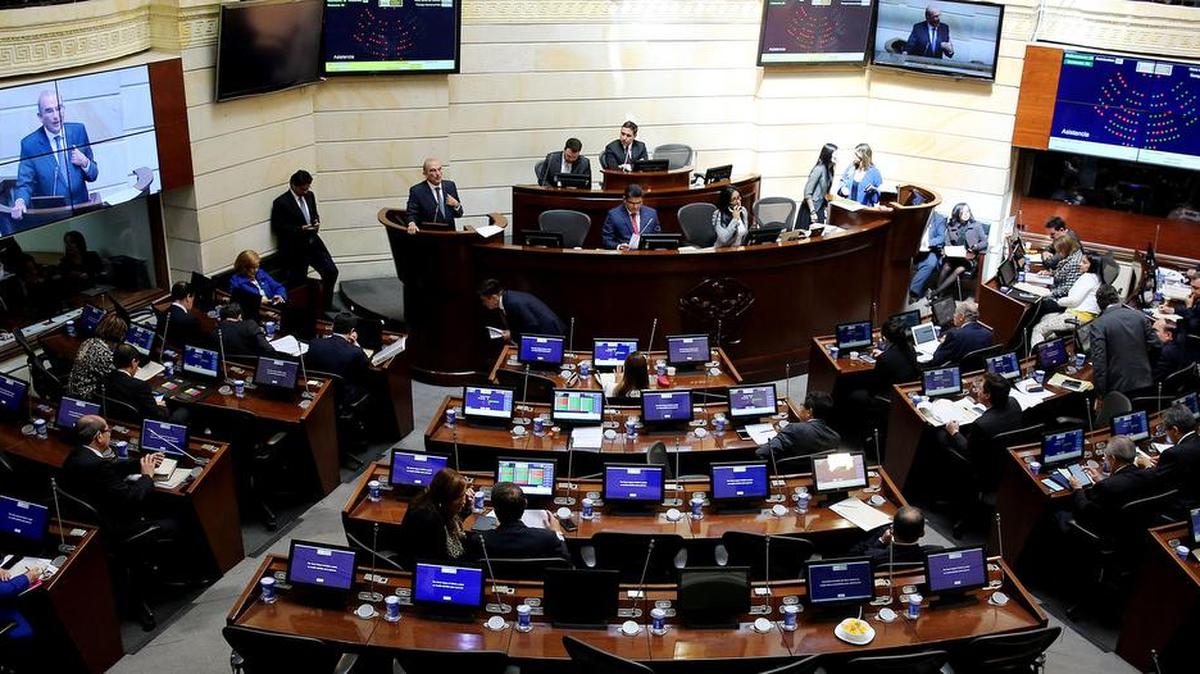 El jefe del equipo negociador del gobierno colombiano en los diálogos de paz con las FARC, Humberto de la Calle, habla durante una sesión plenaria ante el Senado, en Bogotá.