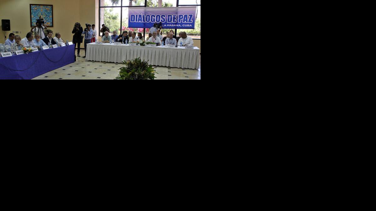 
Vista general de una reunión en la que expertos que integran la Comisión Histórica del Conflicto y sus Víctimas presentan sus informes sobre las causas y orígenes de la violencia armada en Colombia, el martes en La Habana
