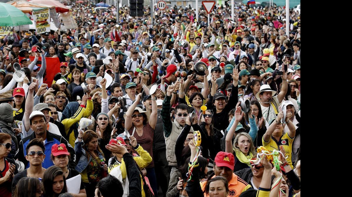 
Cientos de profesores marchan la pasada semana exigiendo mejoras salariales, prestación de servicio de salud y otros beneficios con un cacerolada, ante la sede del Ministerio de Educación en Bogotá. 
