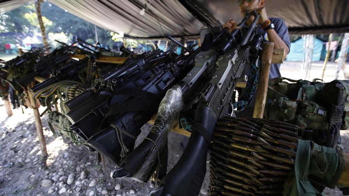 Armas que pertenecieron a los guerrilleros de las FARC son almacenadas el 28 de febrero de 2017 en el campamento La Carmelita, en Puerto Asis, en el suroeste de Colombia, para luego ser entregadas a la ONU.