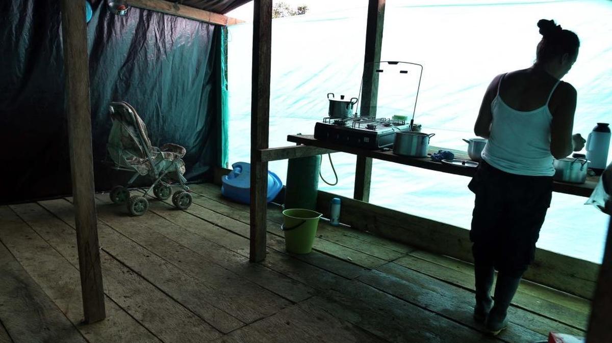Una guerrillera de las FARC prepara comida en la zona veredal de Icononzo, Tolima, antes de su reincorporación a la vida civil y tras el acuerdo de paz entre la guerrilla y el gobierno colombiano. Imagen del 17 de febrero del 2017.